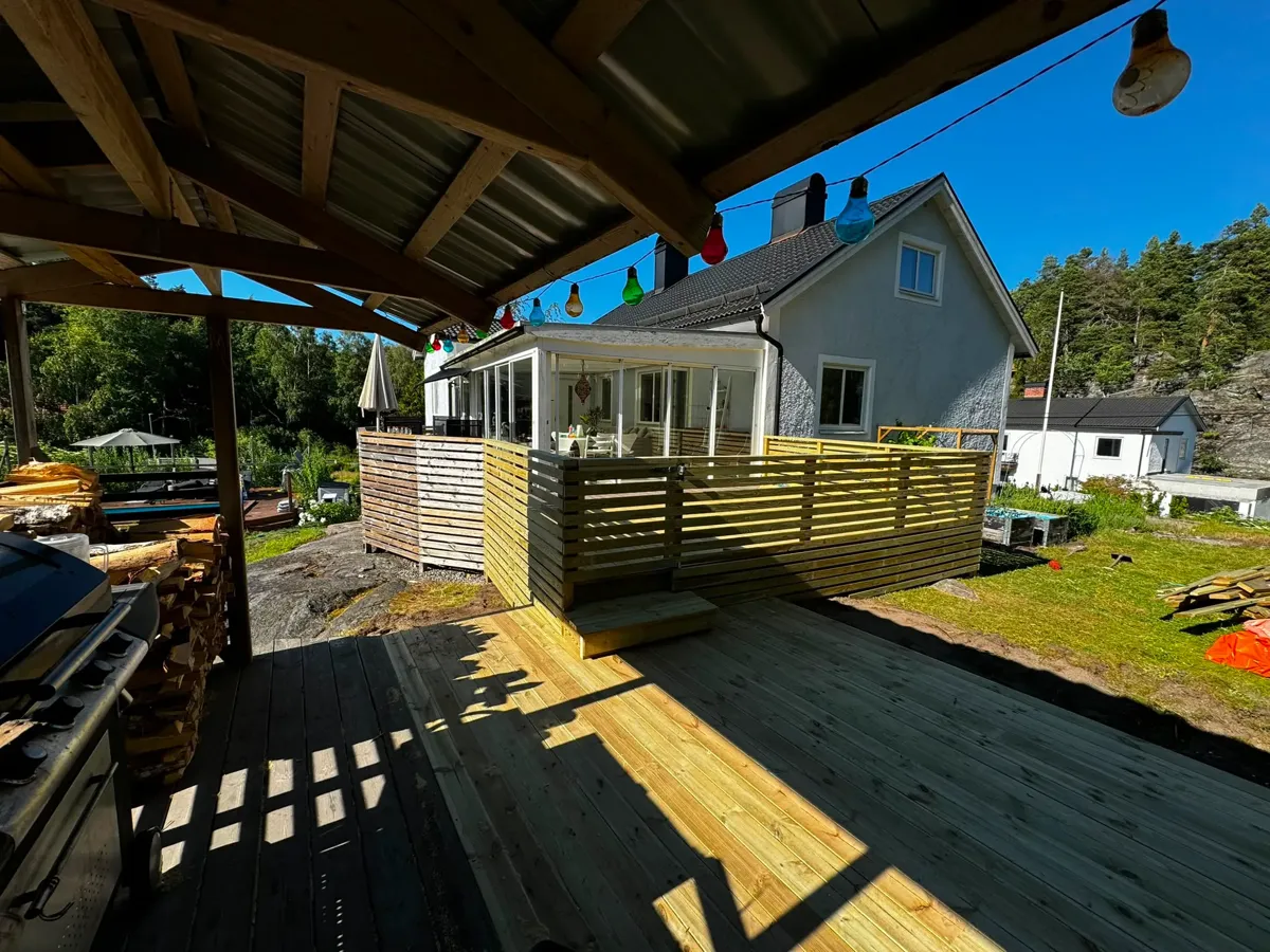 Trädäck under pergola i solsken