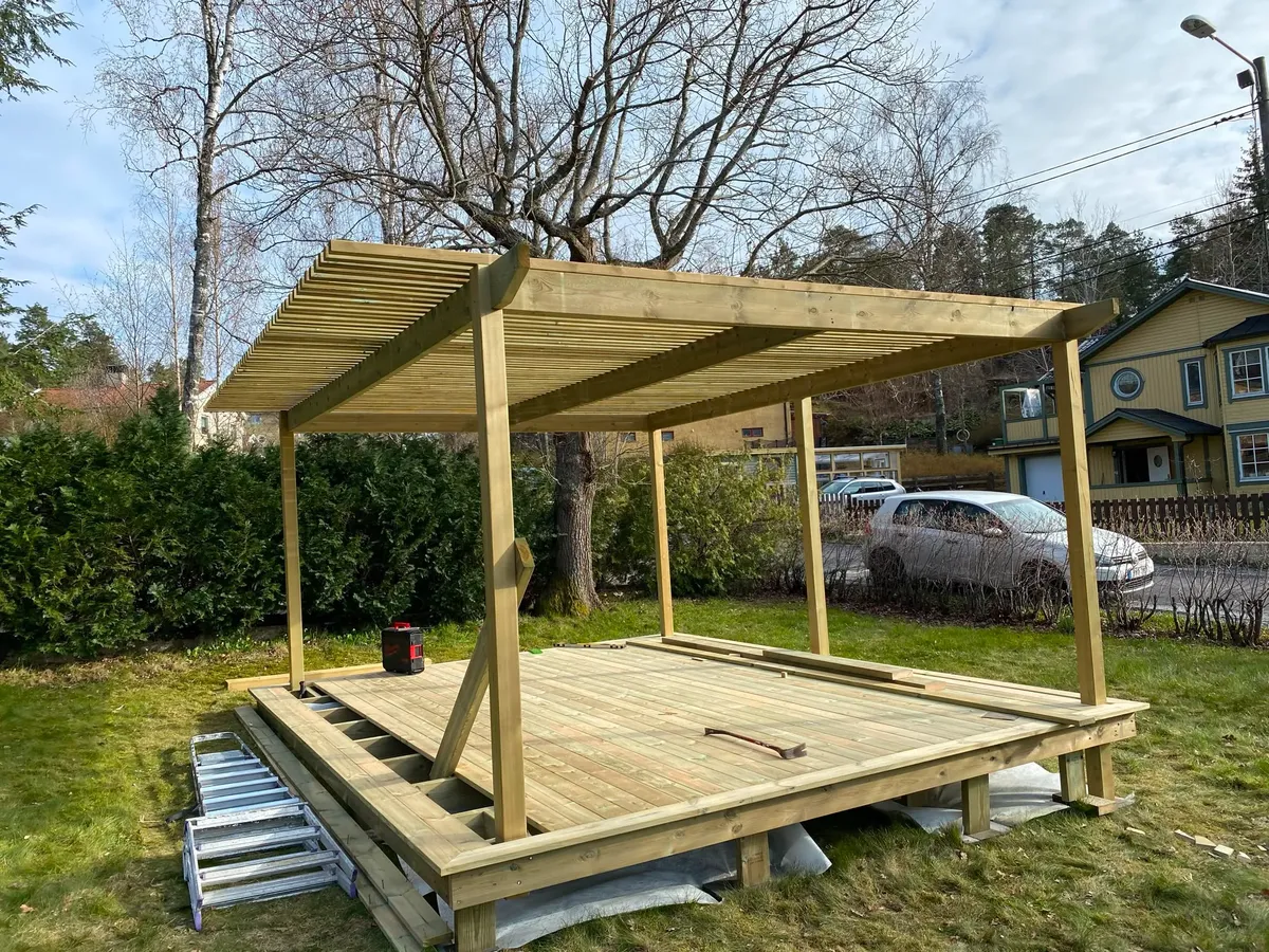 Pergola-stomme på trädäck