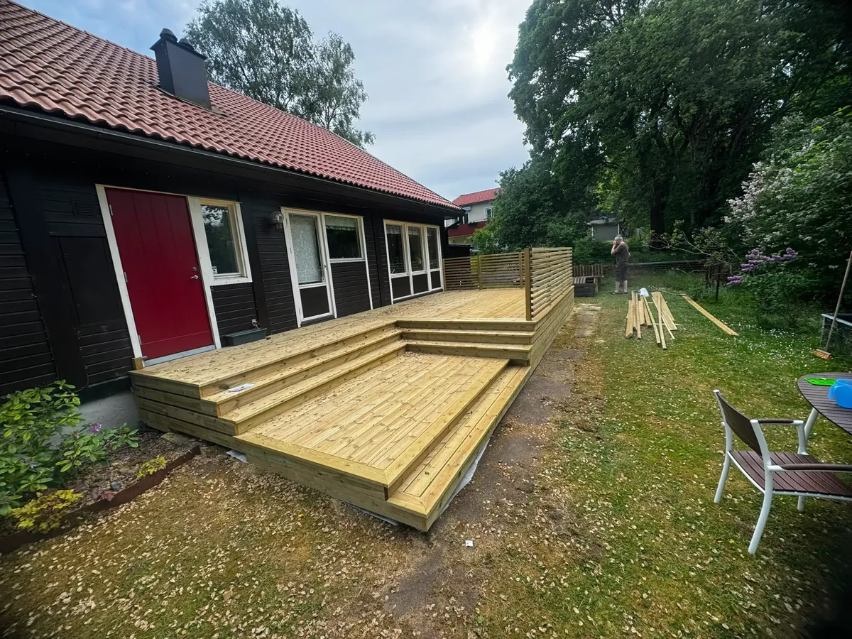 Färdig altan med bred trappa och plank