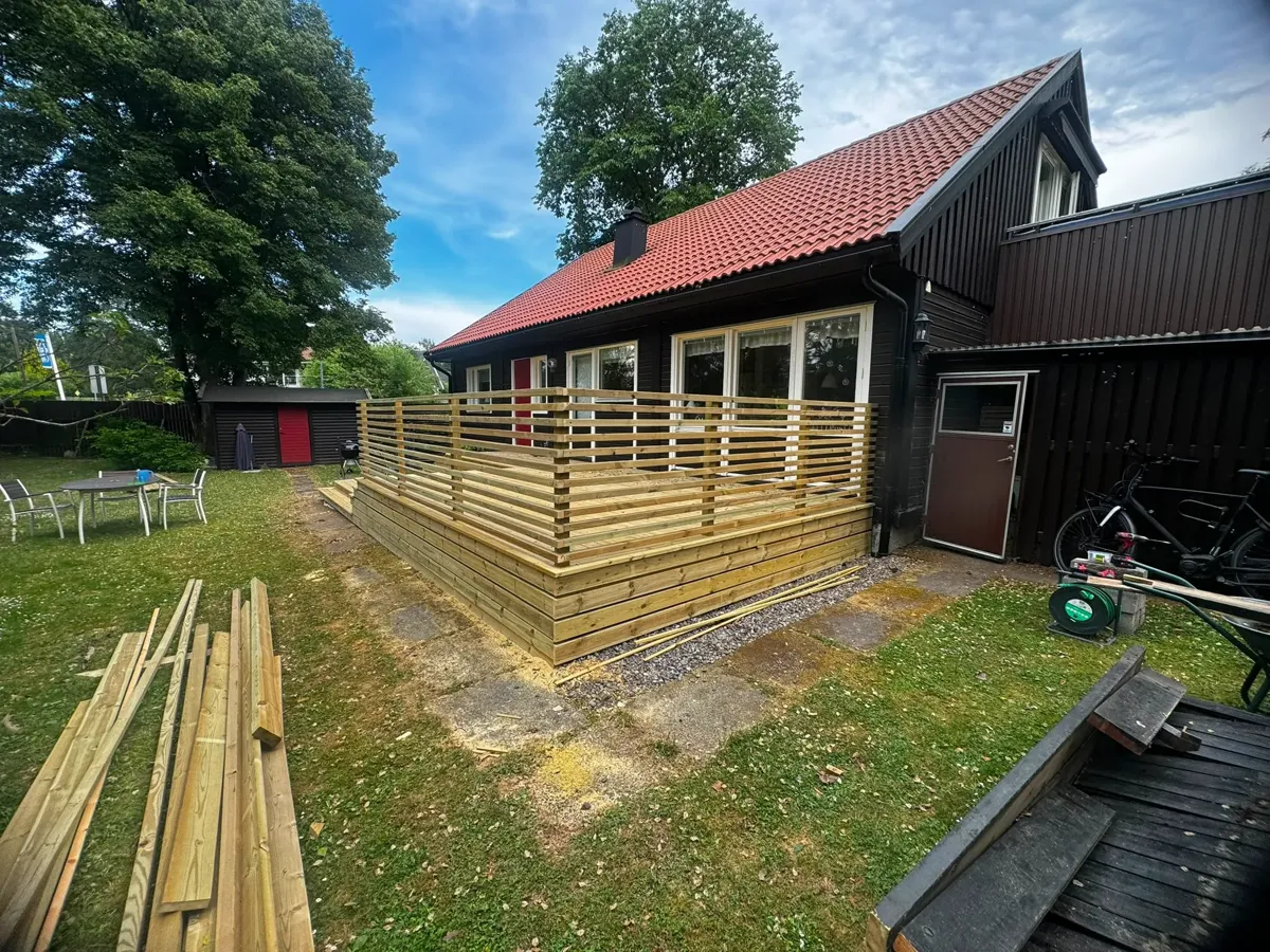 Trall och plank byggs på altanen
