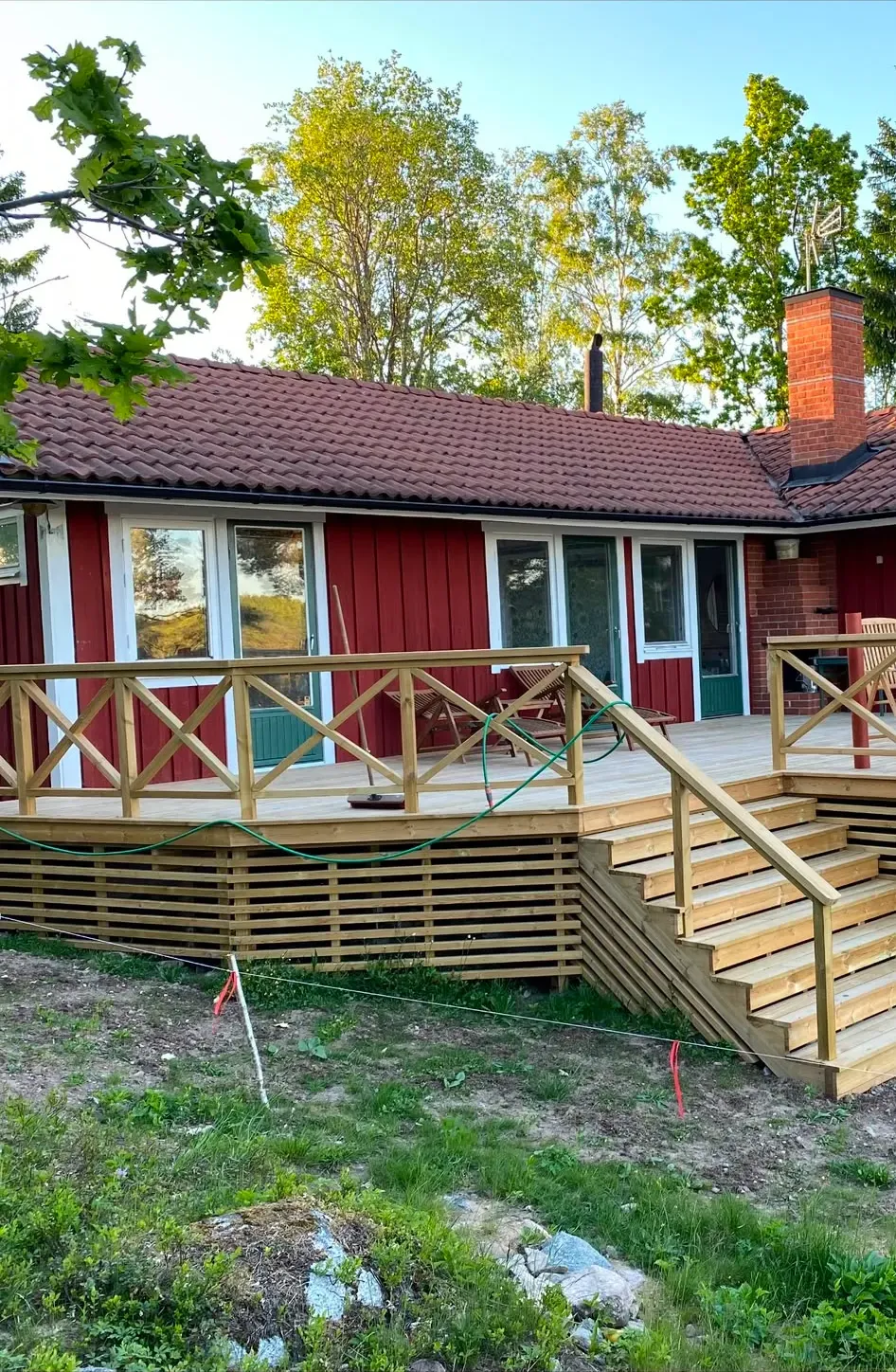Sjödäck vid röd stuga