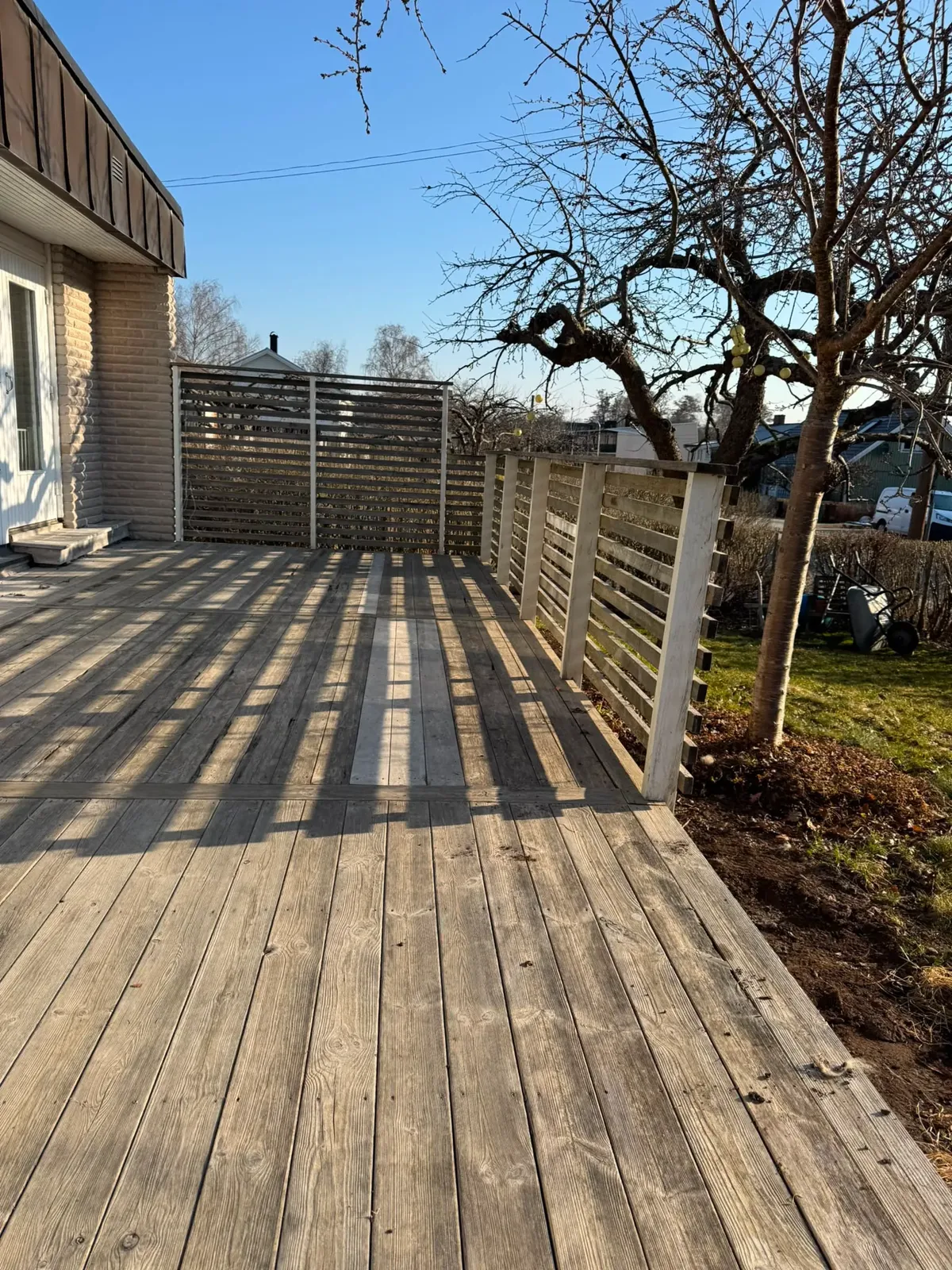 Stor träterrass med spaljé