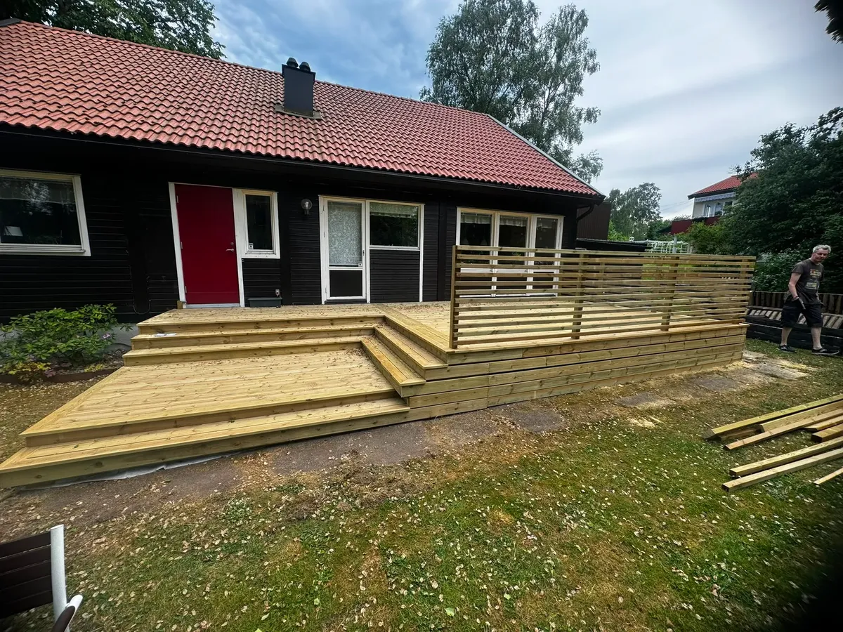Bred altantrappa vid mörkt hus