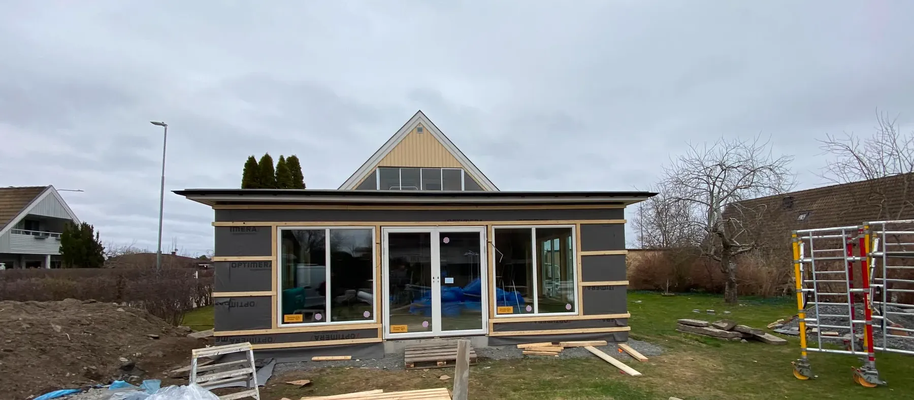 Tillbyggnad under uppförande vid villa