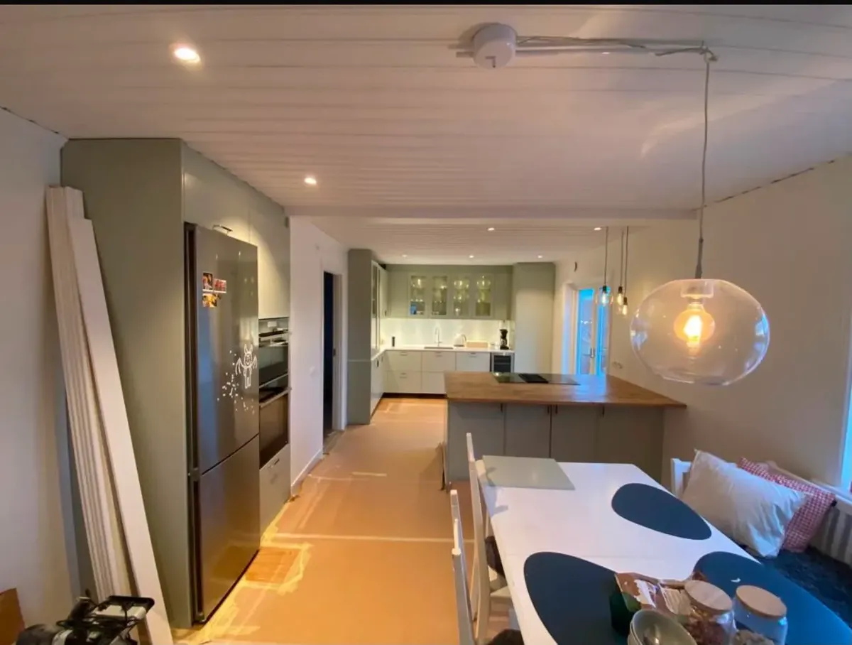 Kök och matplats i öppen planlösning under renovering