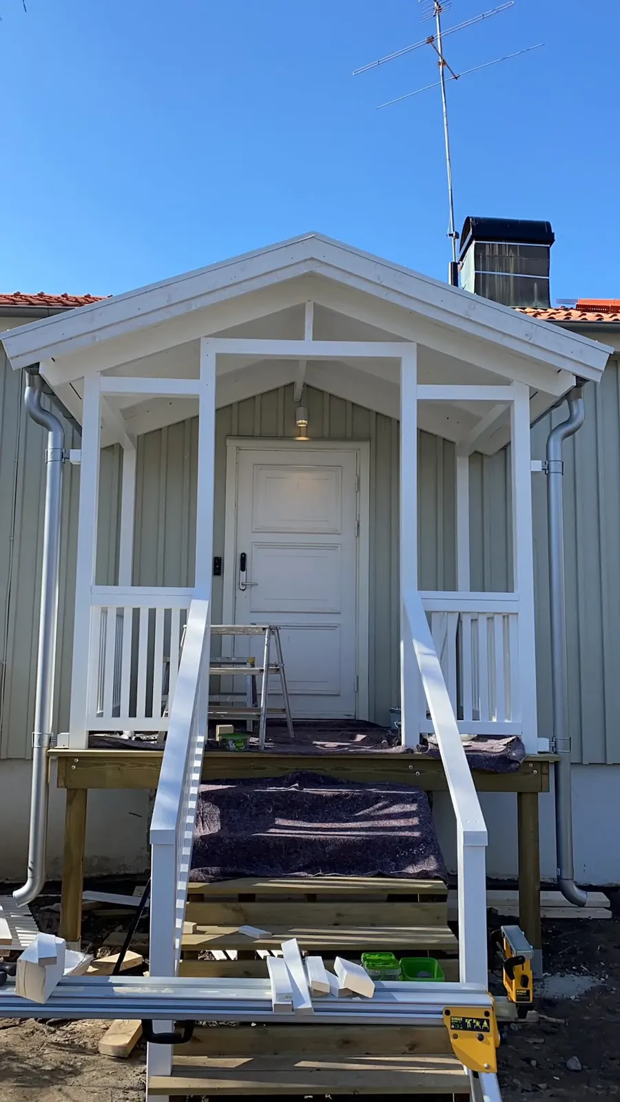 Målning av vit farstukvist pågår