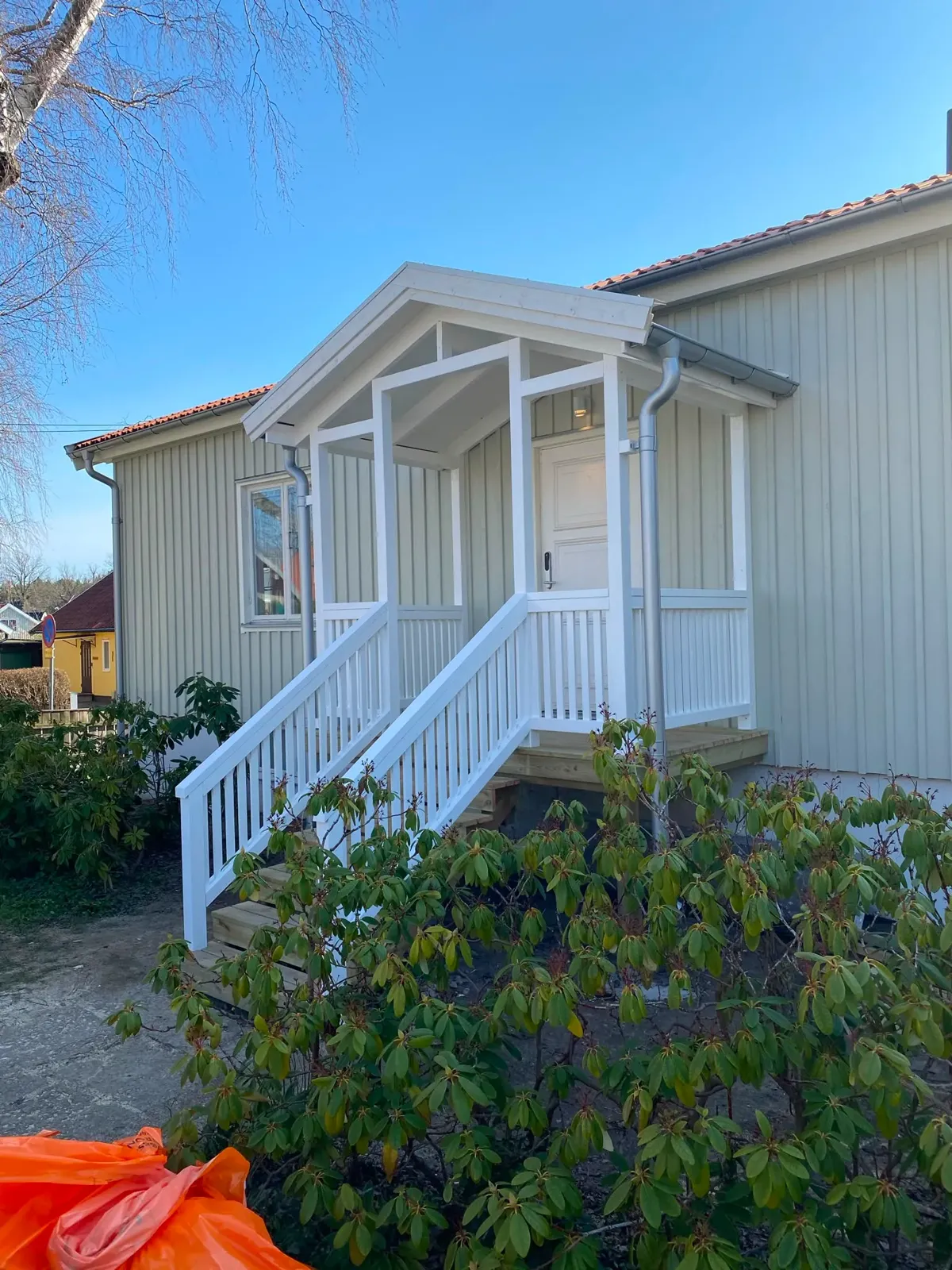 Färdigmålad vit farstukvist med räcke