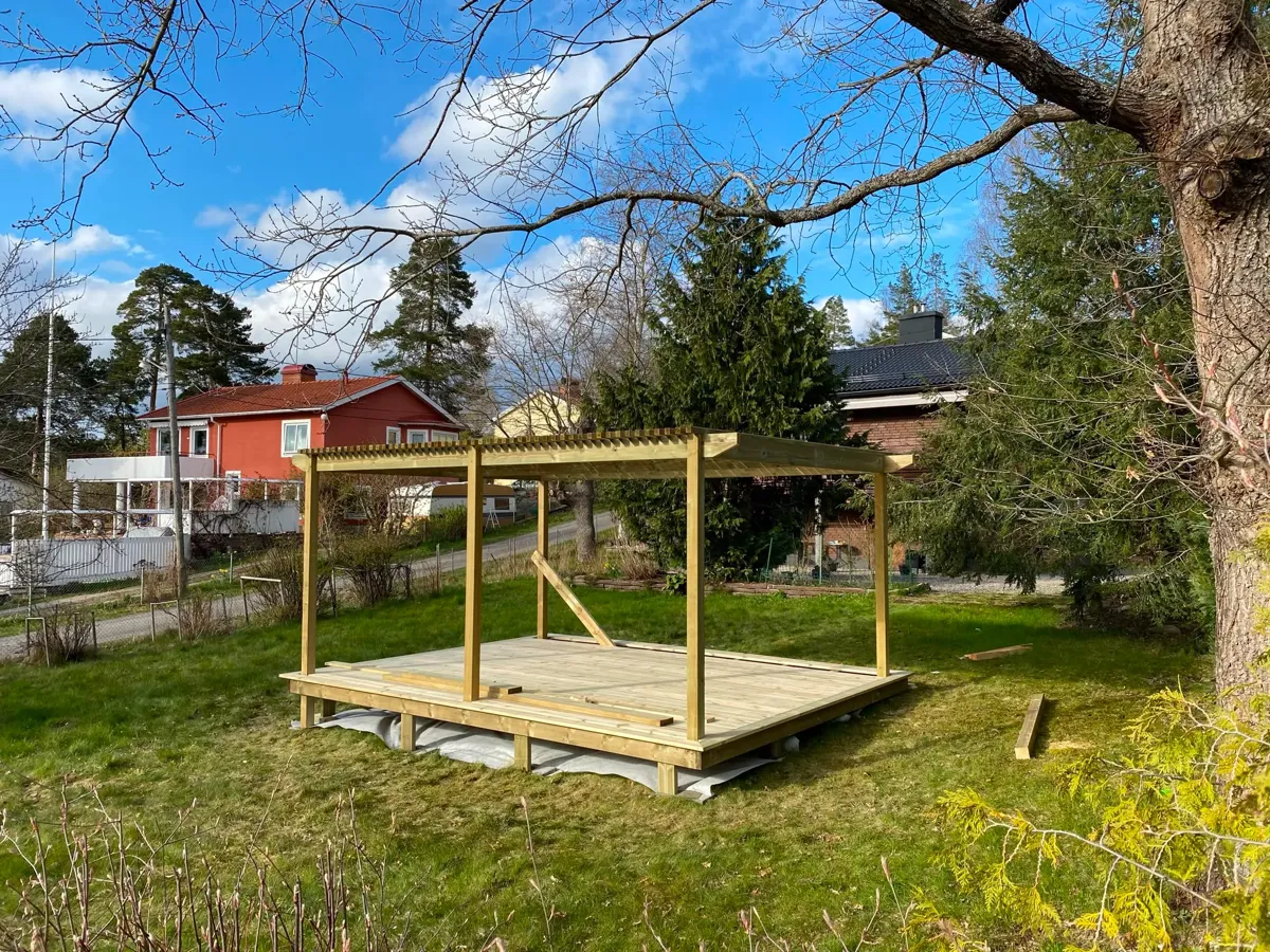 Pergola-stomme byggs på nytt trädäck