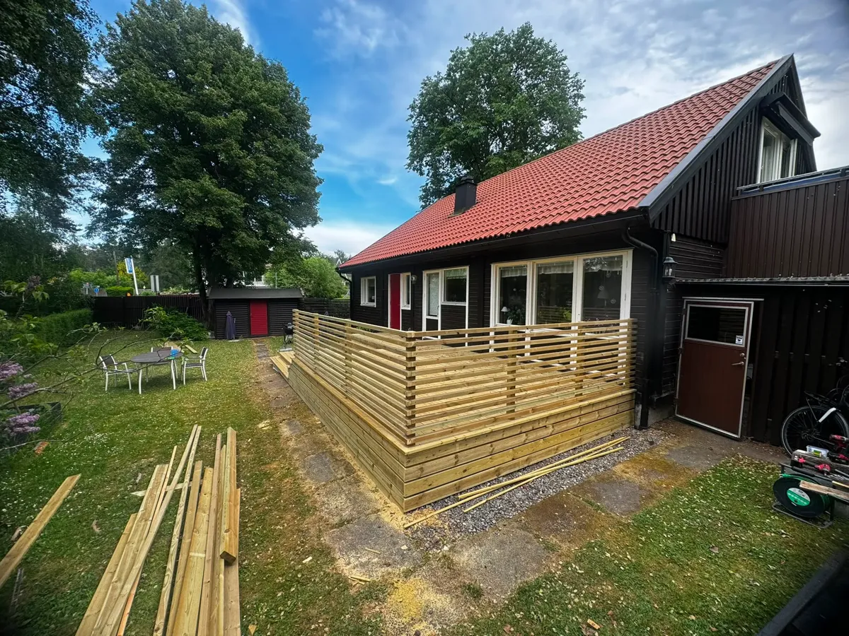 Plank och altantrappa under byggnation