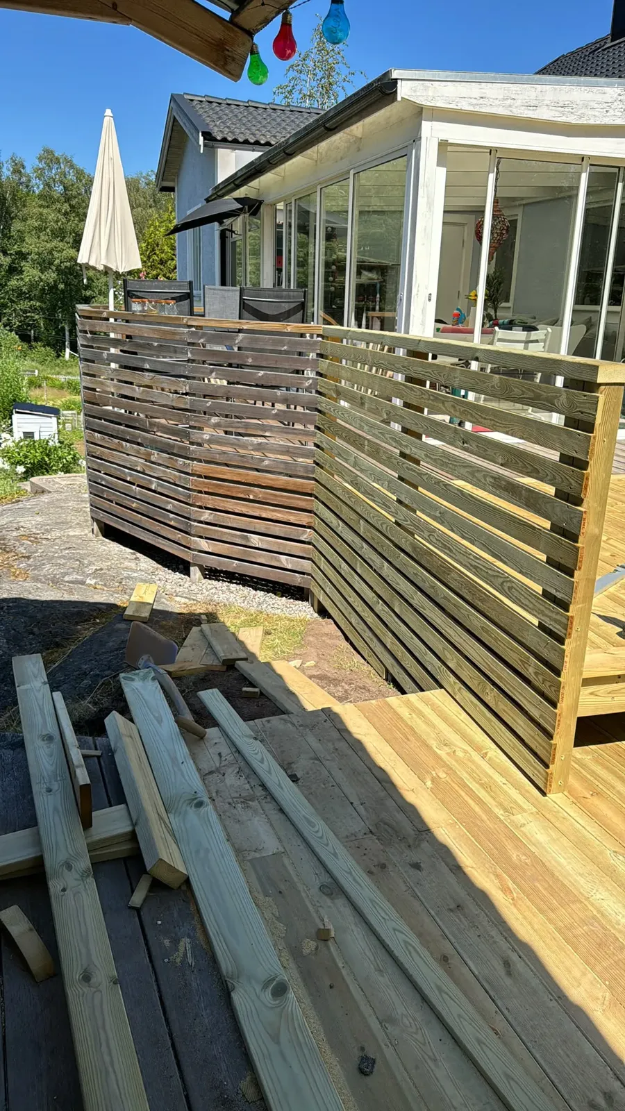 Virke och plank under pågående bygge
