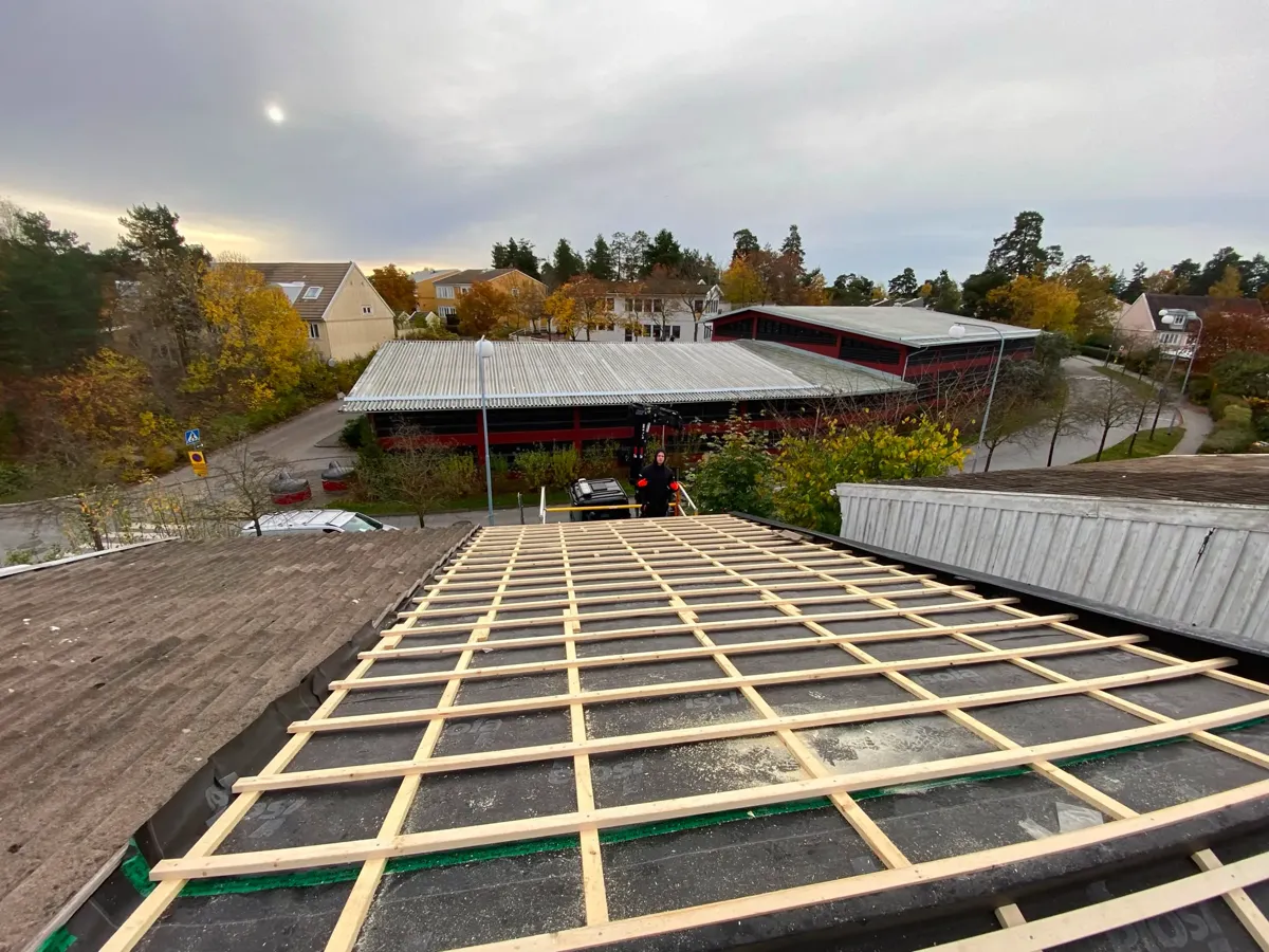 Läktning av radhustak inför pannläggning