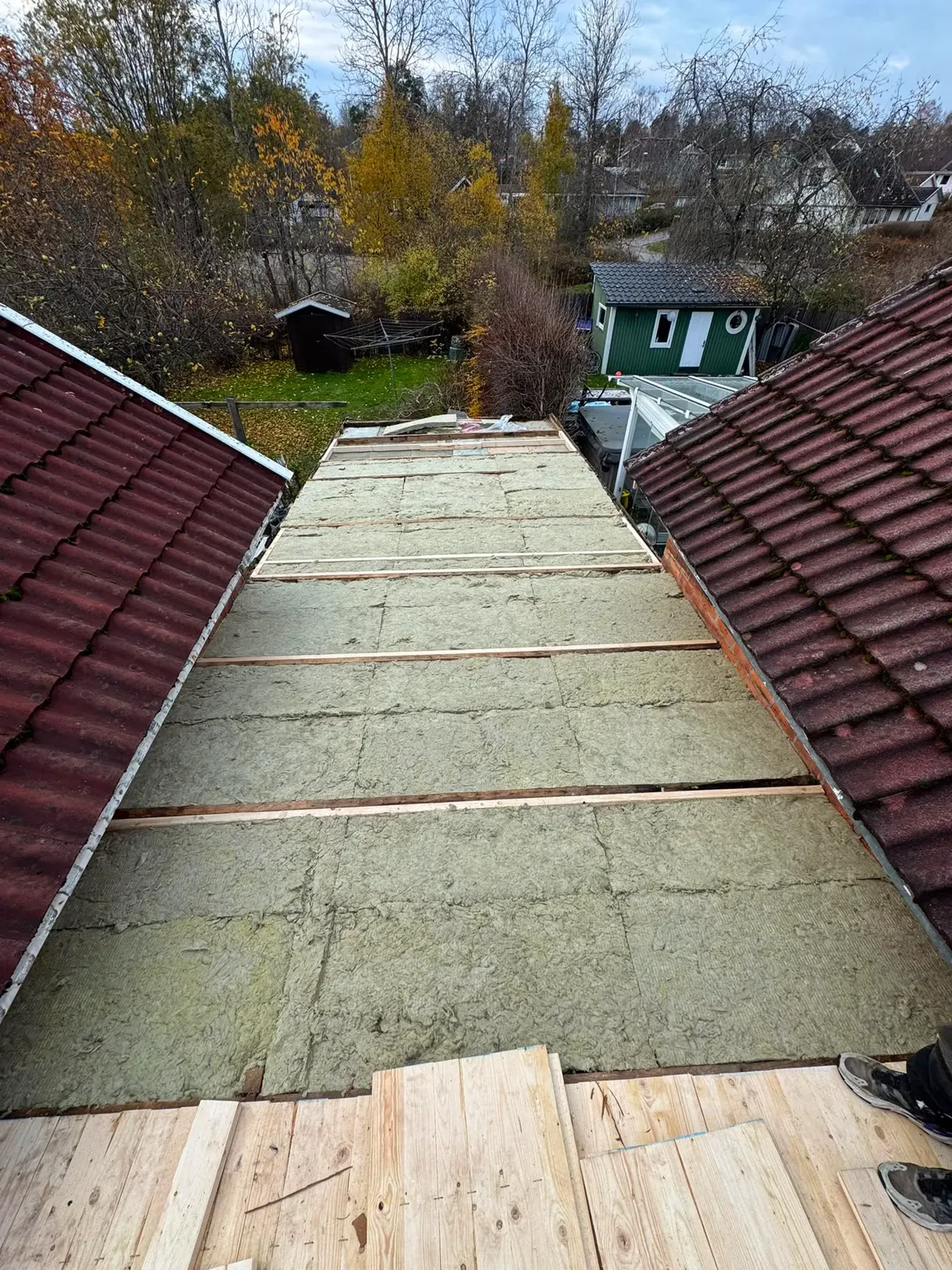 Gammalt tak förbereds med nytt underlag