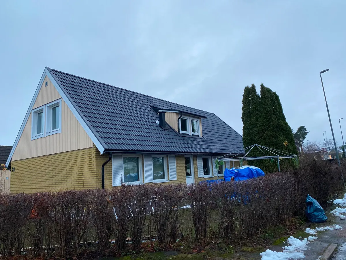 Villa med färdigt nytt svart tak