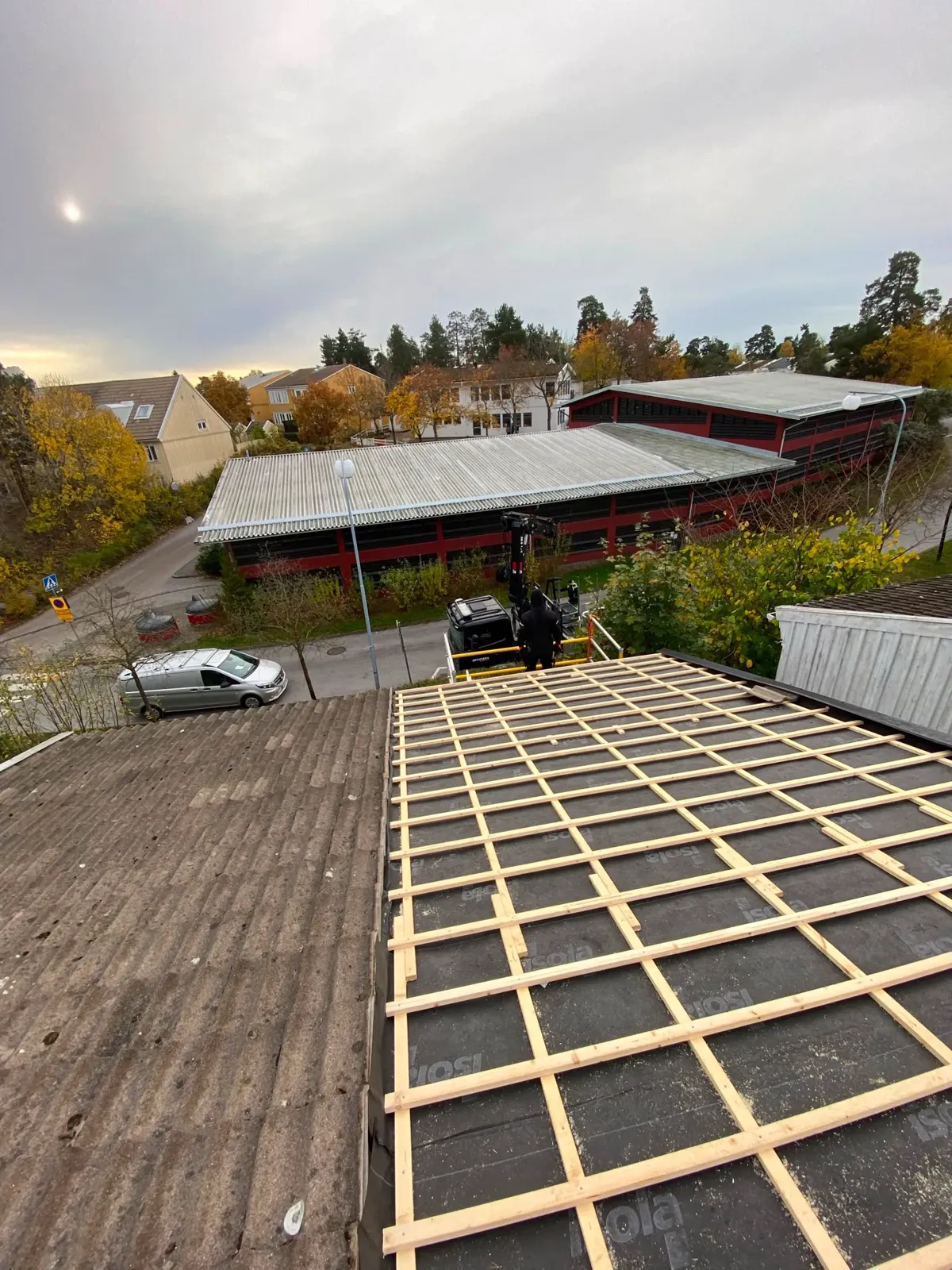 Takomläggning på radhus i kvällsljus