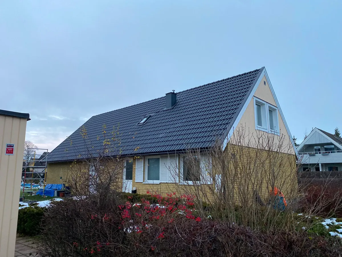 Villa med nylagt svart tak