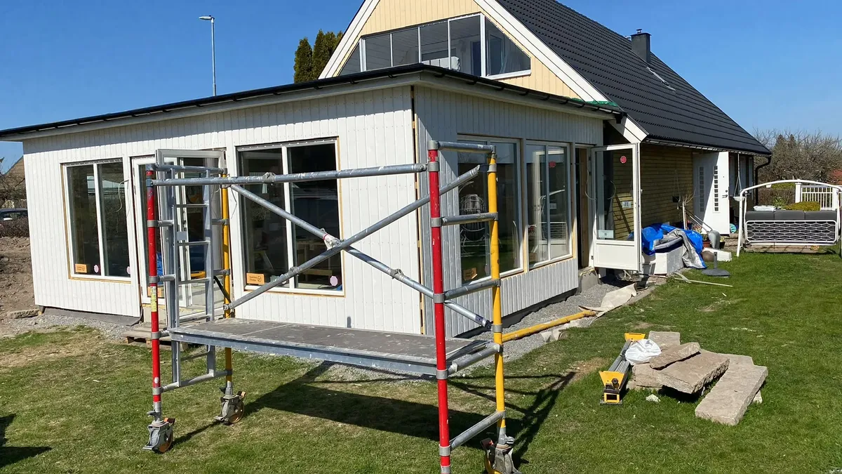 Färdig tillbyggnad på vitt hus